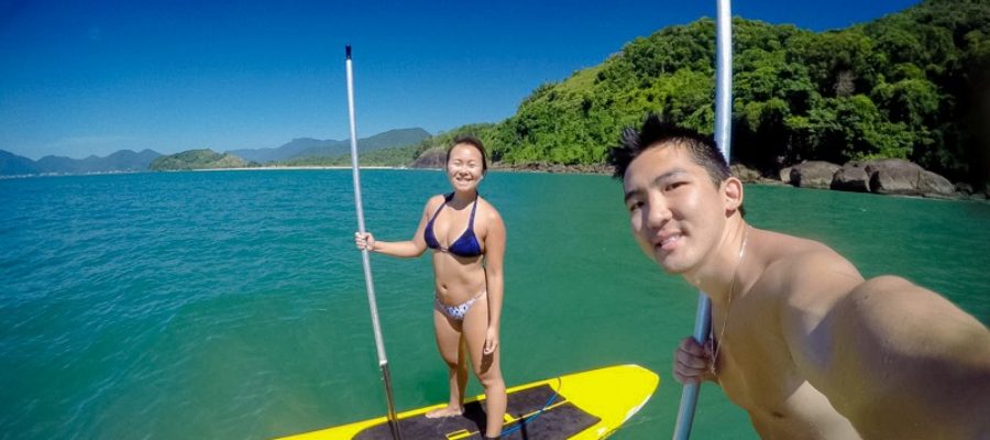 Lidia e Thiago nas suas respectivas pranchas de stand up paddle