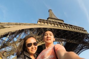 Casal na base da torre Eiffel em Paris