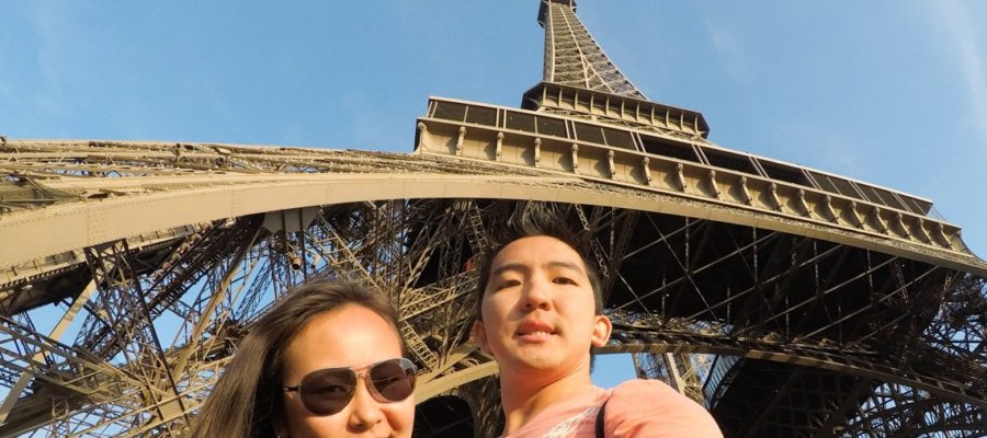 Casal na base da torre Eiffel em Paris