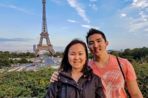 Casal no Jardim do Trocadero e a Torre Eiffel de fundo em Paris