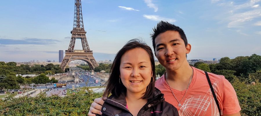 Casal no Jardim do Trocadero e a Torre Eiffel de fundo em Paris