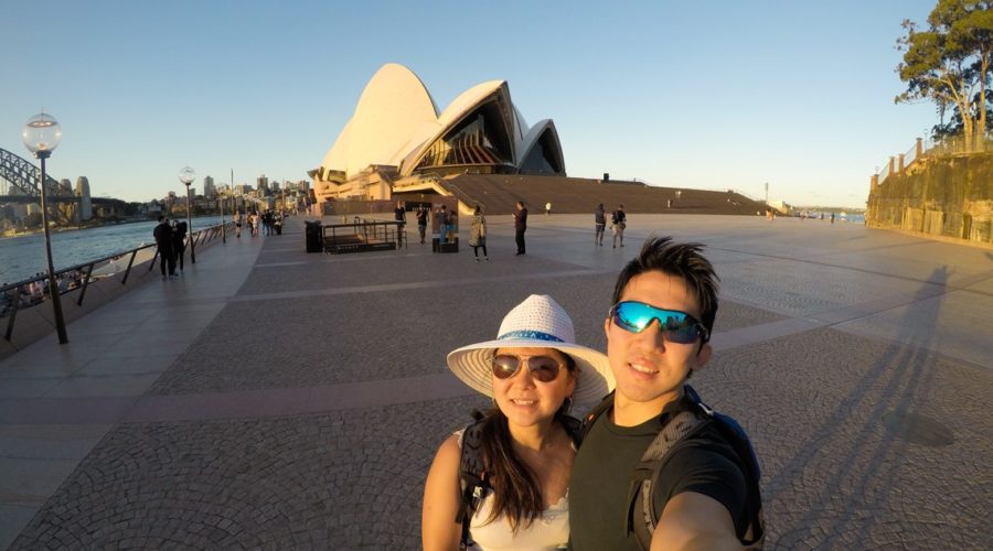 Casal na frente da Sydney Opera House, Australia
