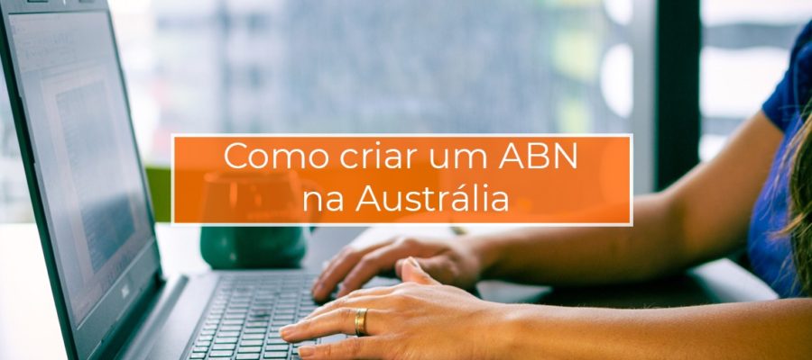 Como tirar um ABN na Austrália, com computador e uma mulher digitando