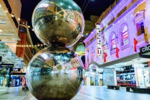 Duas bolas de metal empilhadas, formando aMall's balls na Rundle Mall, Adelaide