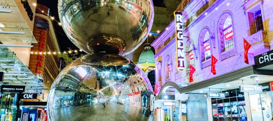 Duas bolas de metal empilhadas, formando aMall's balls na Rundle Mall, Adelaide