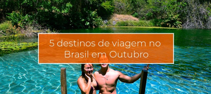 Casal em um deck dentro de uma lagoa de água azul clara (Rio Pratinha)